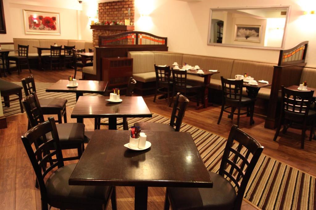 Dalton Inn Hotel แคลร์มอร์ริส ภายนอก รูปภาพ